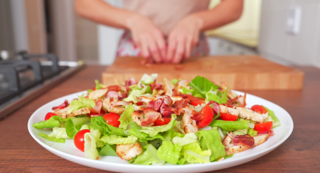 Ніяких огірка та помідора, салат у золото перетворює інше поєднання – насичує краще за білок 