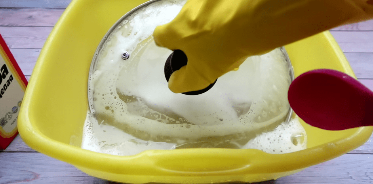 Як приготувати ефективний миючий засіб від жиру, не виходячи з кухні