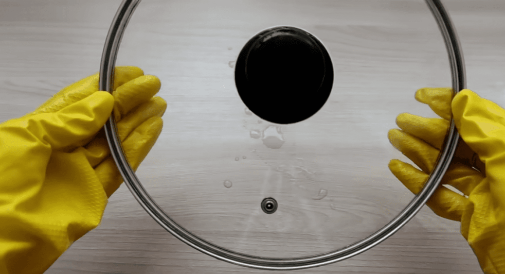 Довго мучилася, коли відмивала жир із кришок, а виявилося все так просто! Всього 3 продукти 