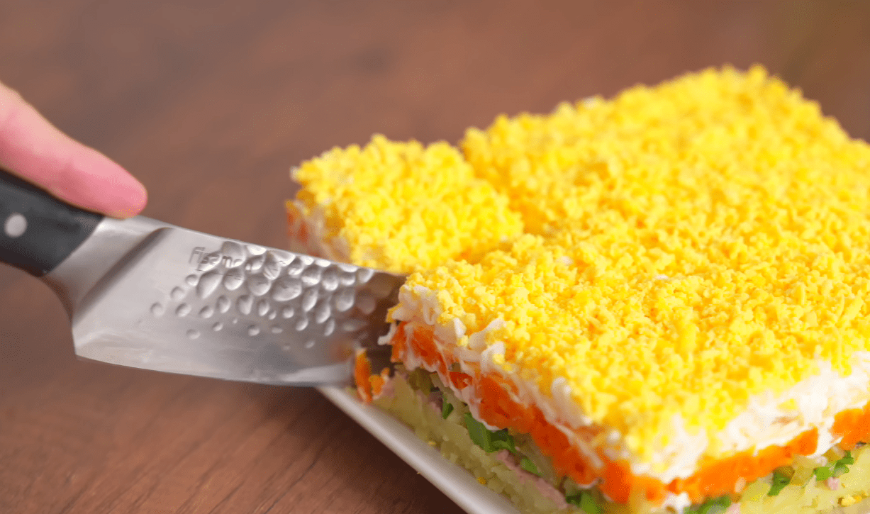 Рецепт нового листкового салату з печінки тріски на Новий рік та Різдво