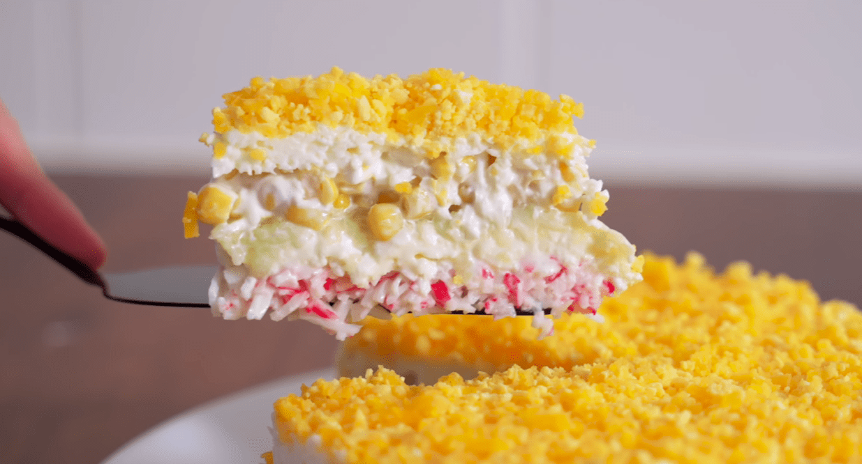 Рецепт нового Крабового салату на Різдво та Новий рік із знайомих продуктів