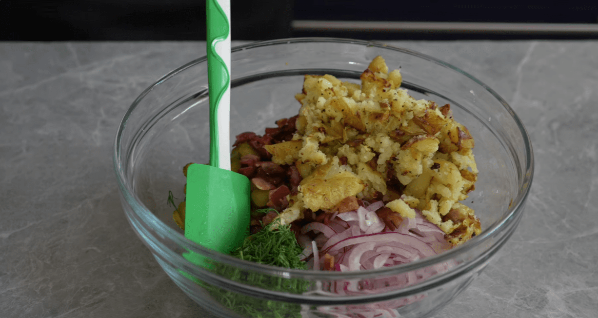 Рецепт нового салату на Новий рік без майонезу з картоплею та беконом