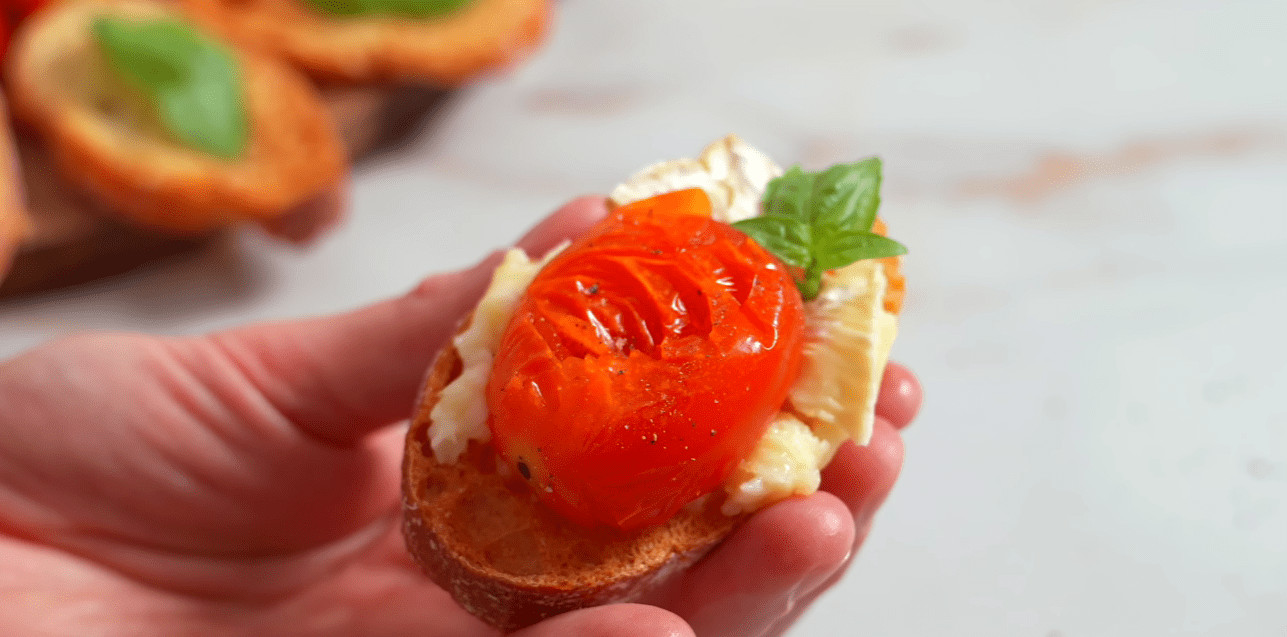 Рецепт шикарної порційної новорічної закуски із сиру камамбер