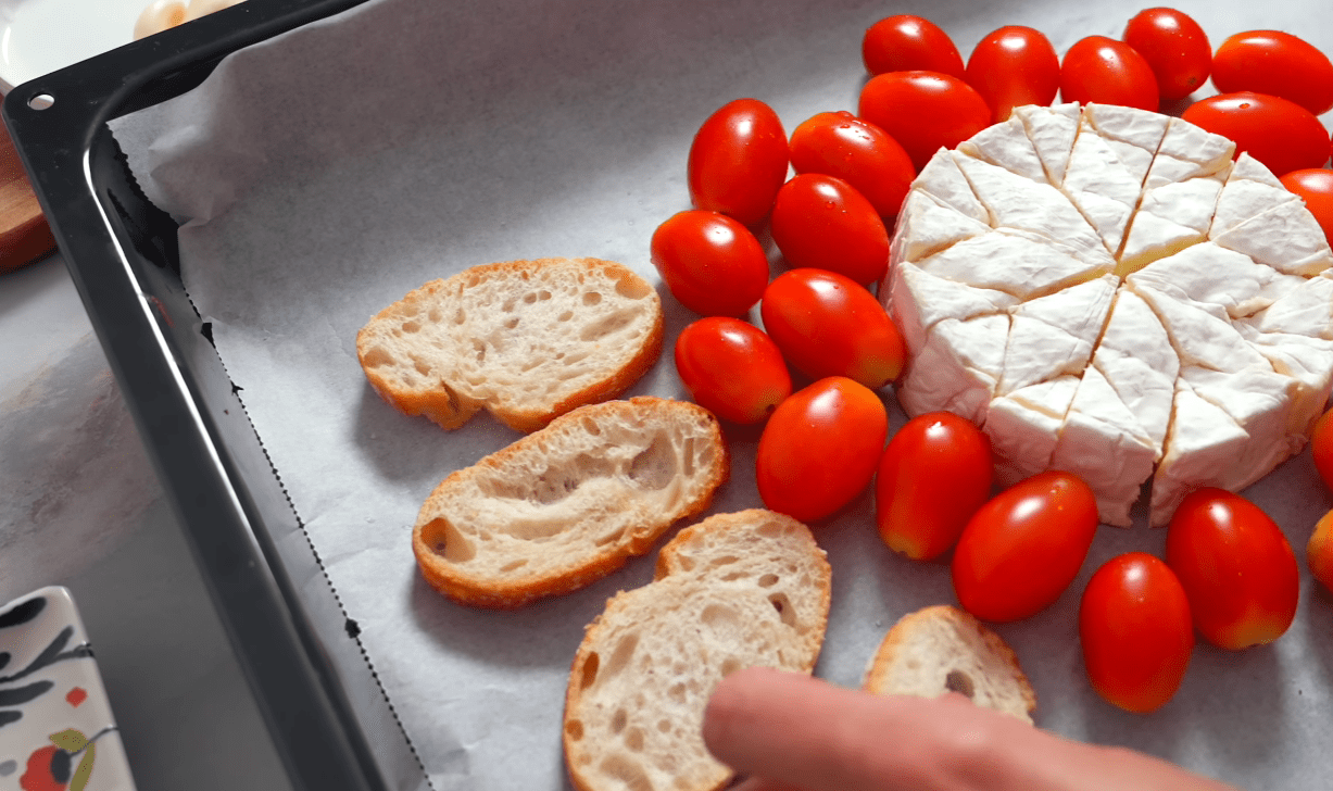 Рецепт шикарної порційної новорічної закуски із сиру камамбер