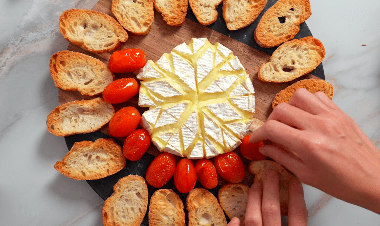 Рецепт шикарної порційної новорічної закуски із сиру камамбер