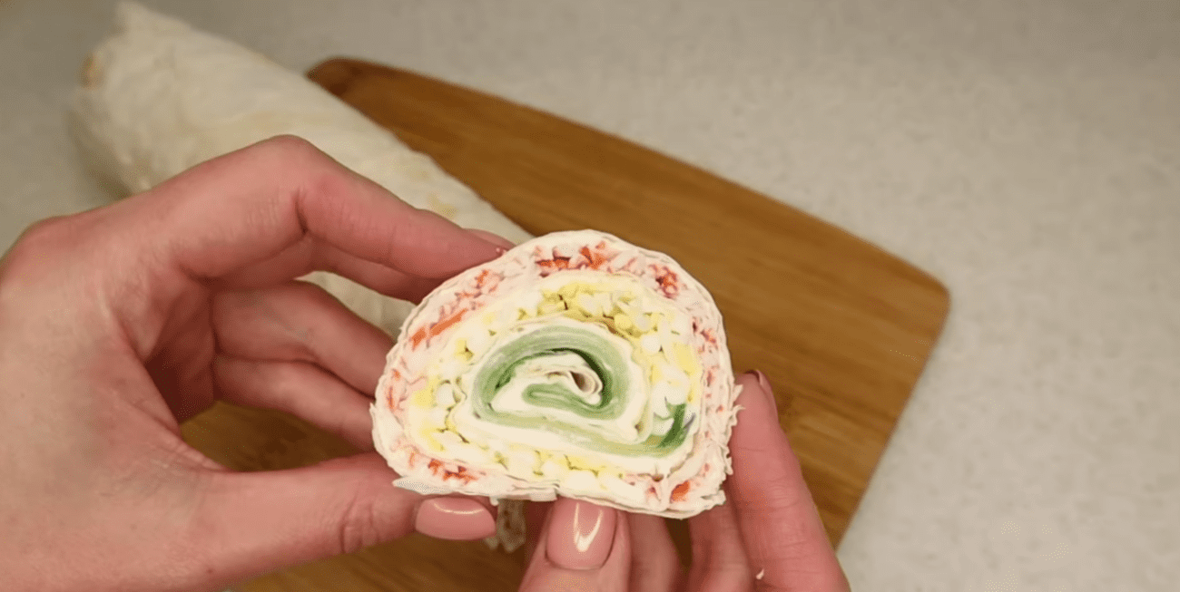 Кулінари придумали ще один класній рецепт із лавашем та крабовими паличками