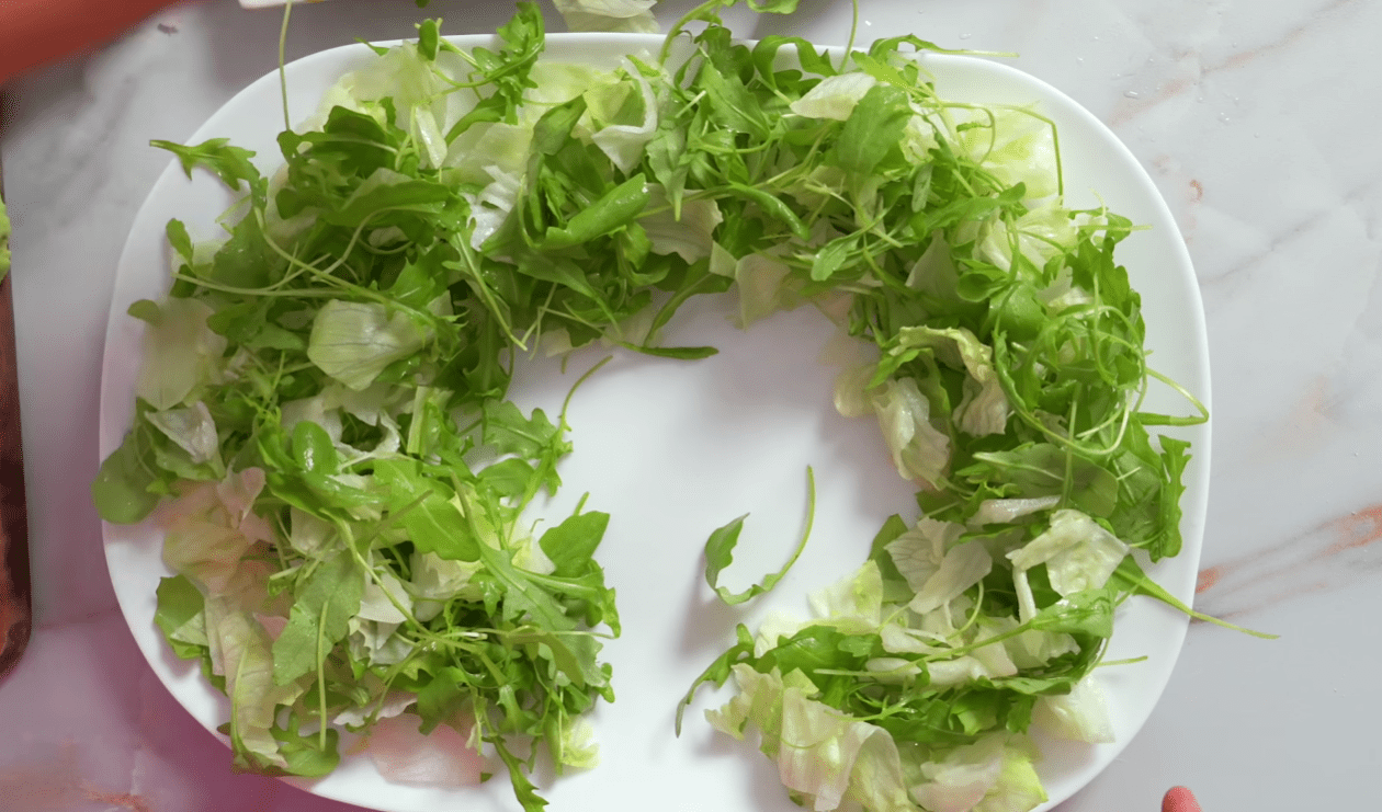 Рецепт шикарного новорічного салату, місце якого в самому центрі столу