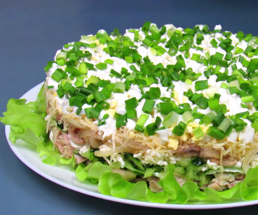 Рецепт салату з курячим м'ясом та грибами на Новий рік 2026