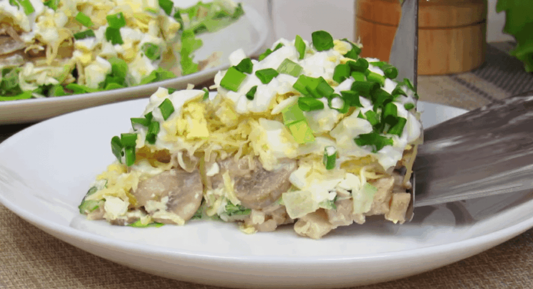 Салат “Емеральд” з куркою і грибами: до чого ж він смачний! 100% має бути на новорічному столі 