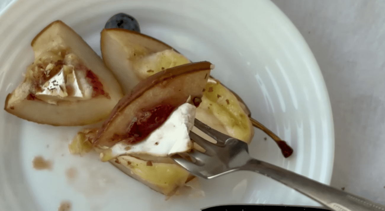 Кулінари назвали найкращий рецепт запечених груш із сиром Камамбер до свята