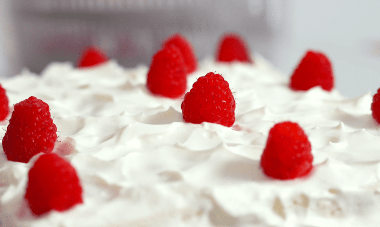 Рецепт святкового торта за 30 хвилин із 4 простих інгредієнтів