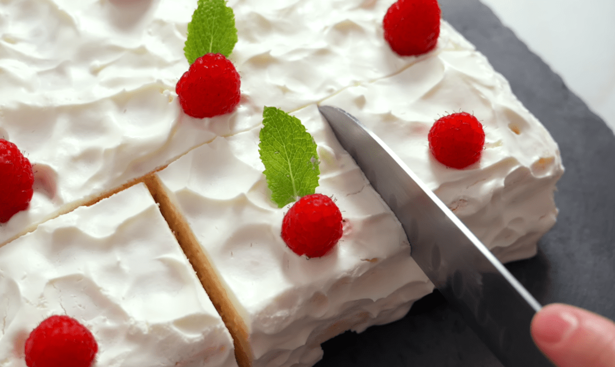 Рецепт святкового торта за 30 хвилин із 4 простих інгредієнтів