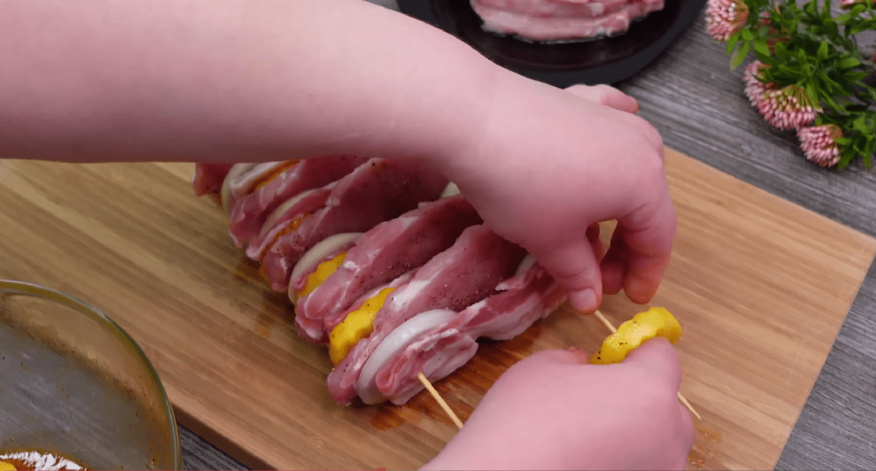 Рецепт святкової страви з м'яса та картоплі з незвичайним соусом