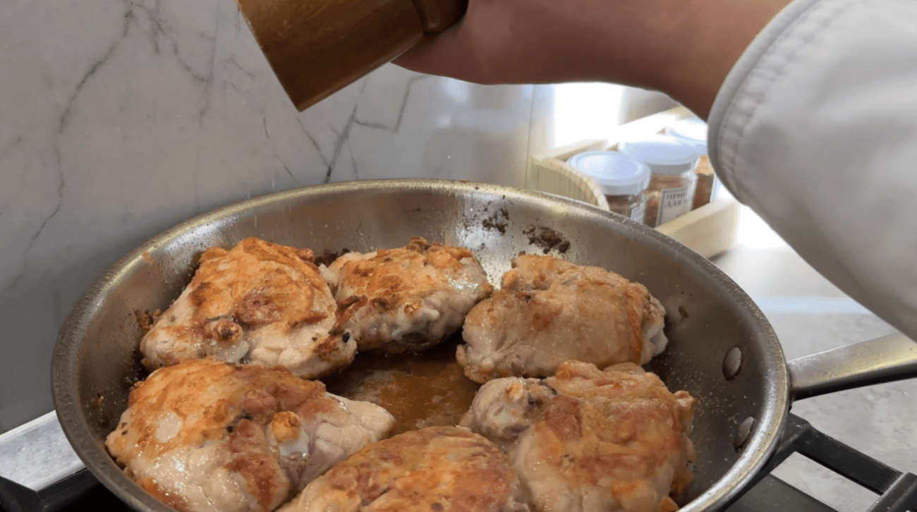 Незвичайний рецепт курячих стегенець з яблуками