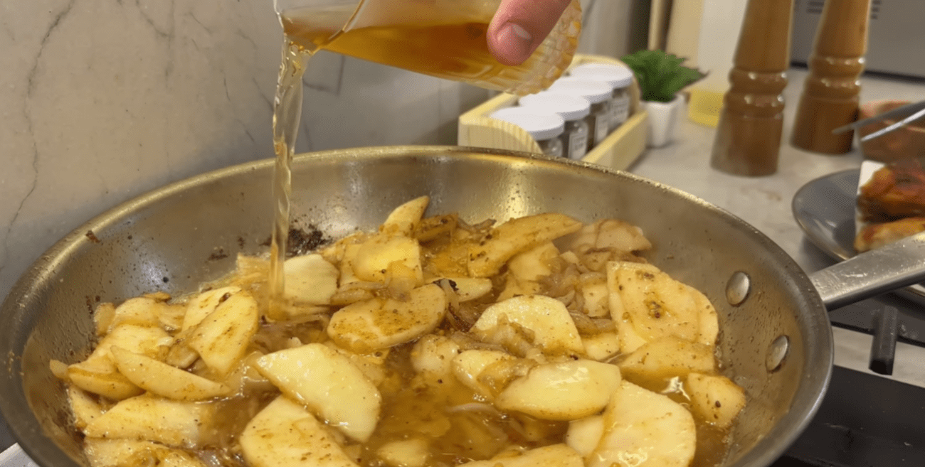 Незвичайний рецепт курячих стегенець з яблуками