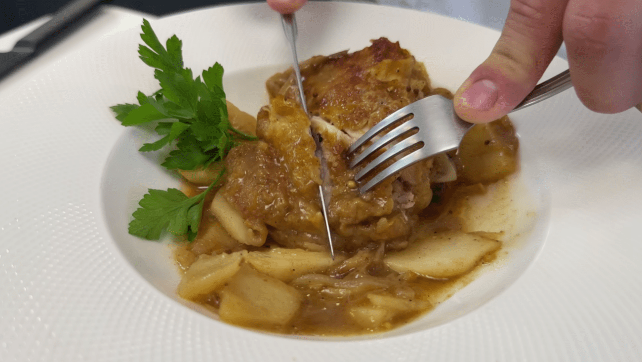 Незвичайний рецепт курячих стегенець з яблуками