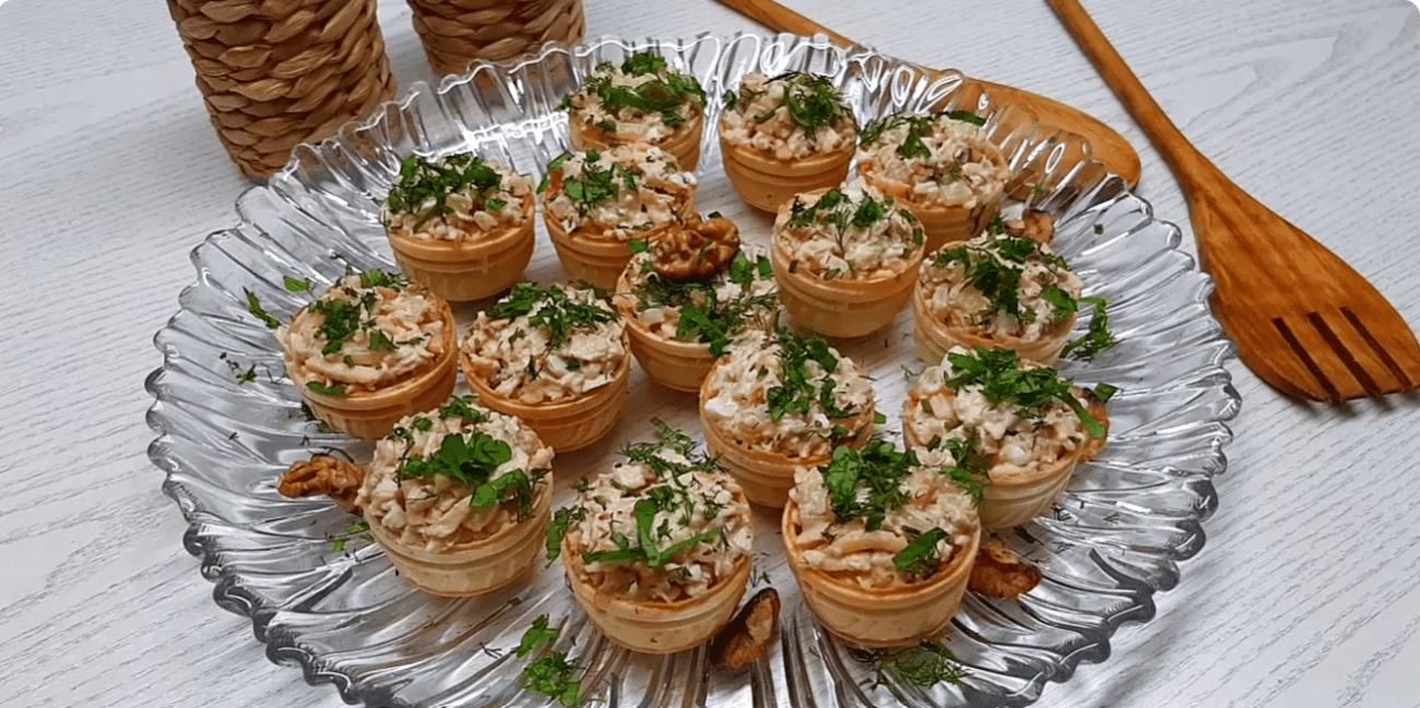 Рецепт смачної святкової закуски тарталетки з куркою, ананасом та помідорами