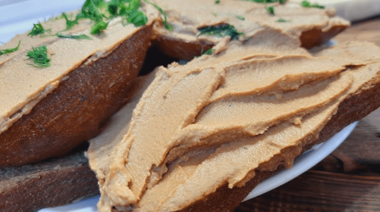 Рецепт смачної святкової намазки всього з 4 недорогих інгредієнтів