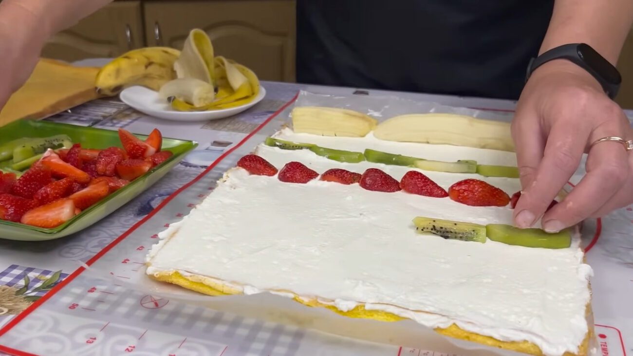 Кухарі поділилися рецептом святкового рулету з ніжним кремом