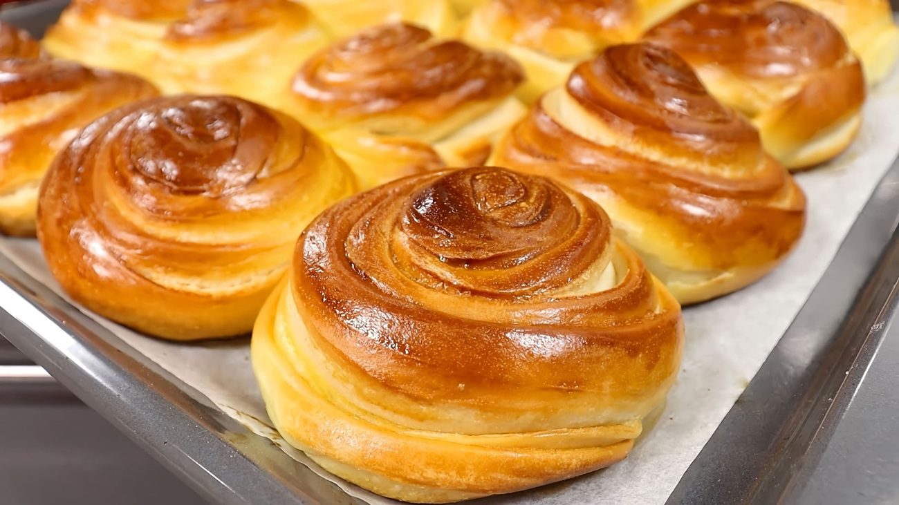 Рецепт пухких і ніжних здобних булочок, як з пекарні