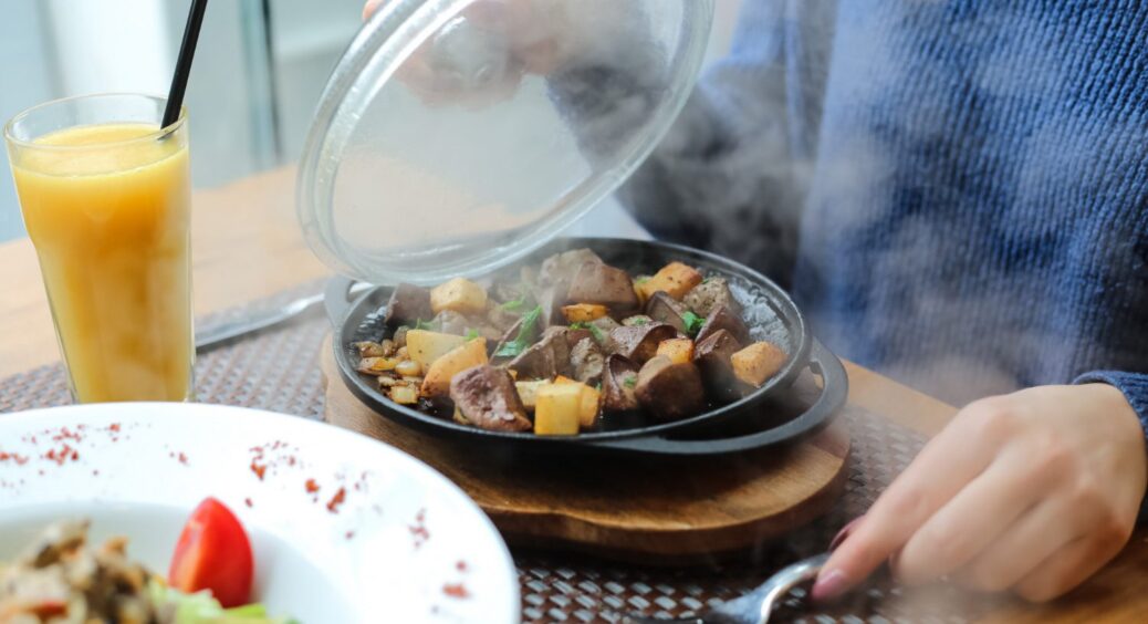 Лайфхак від шеф-кухаря: 1 секретний спосіб, який допоможе розігріти їжу без електрики 