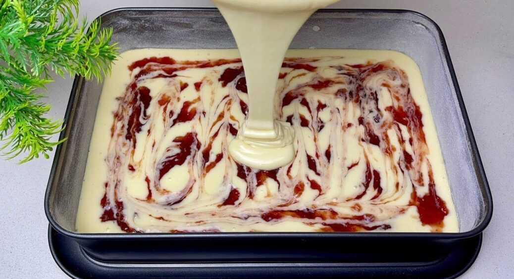 Коли зовсім немає часу, готую тільки так: пухкий та ніжний пиріг до чаю за 10 хвилин 