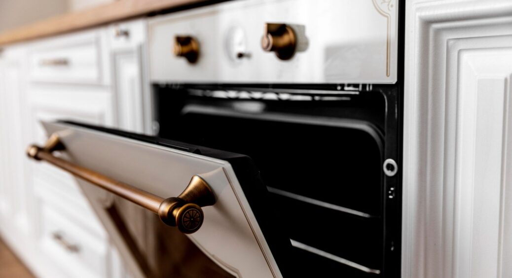 Беру губку і 1 кухонний засіб — духовка стає чистою без тертя і різкого запаху 