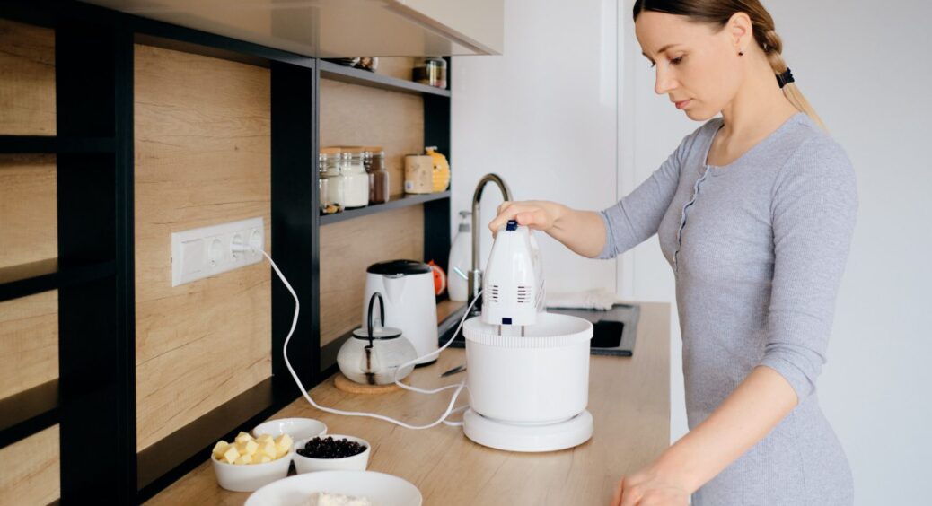 Спалите хату: не підключайте ці 8 електроприладів через подовжувач – може спалахнути 