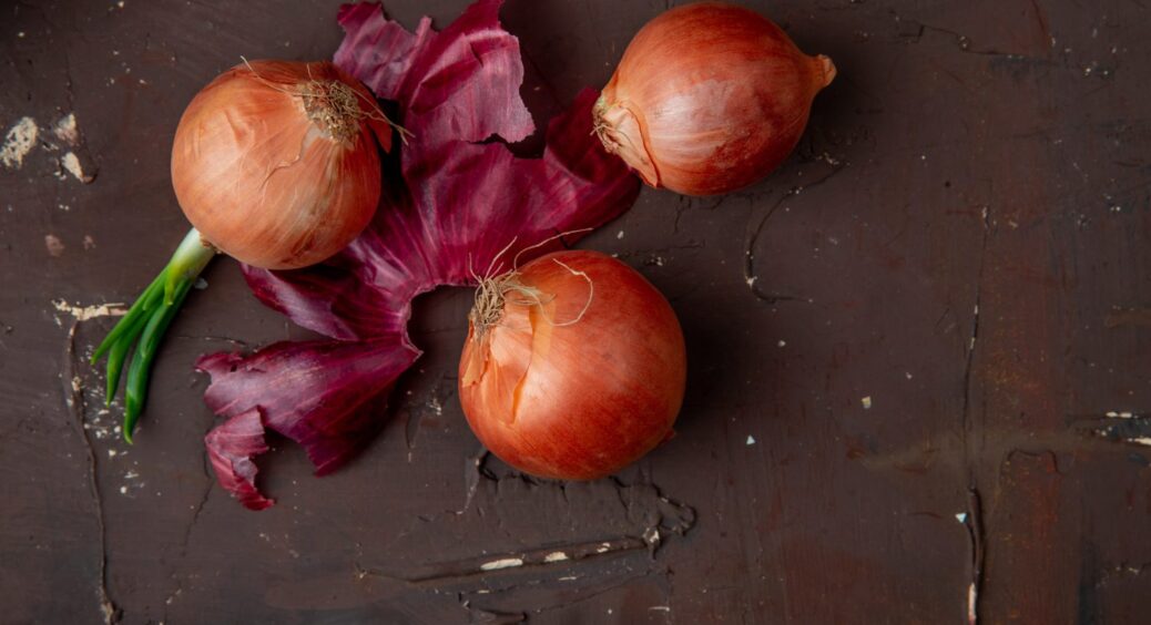 Кума з села з 30-річним стажем розповіла, навіщо закопує в землю лушпиння цибулі 