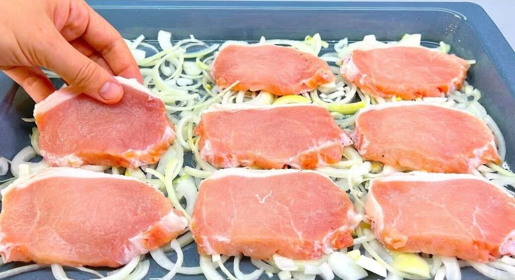 Викладаю м’ясо на цибулю і через 10 хвилин отримую смачну і ситну вечерю: оригінальний рецепт 