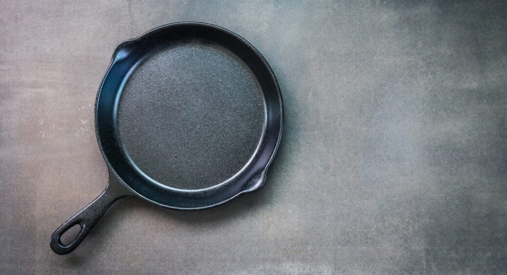 Очищаю засмальцьовану сковорідку за 5 хвилин: 1 перевірений метод, та ще й без їдкої хімії 