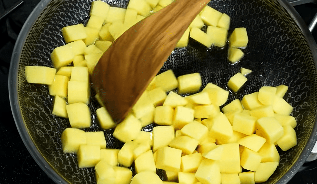 Рецепт смачної і ніжної картопляної запіканки на сковороді