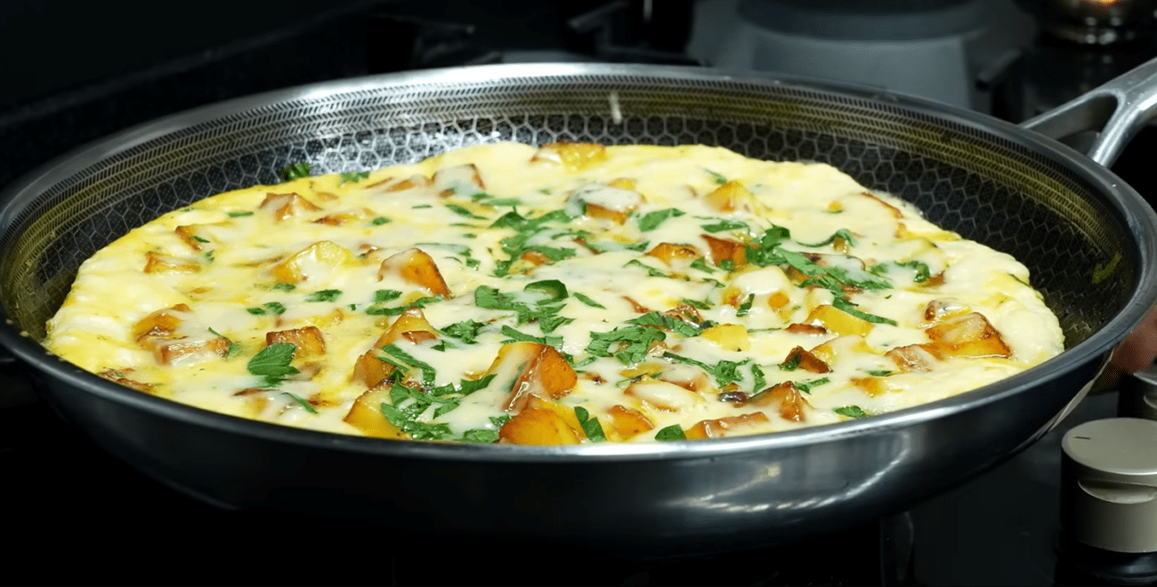 Рецепт смачної і ніжної картопляної запіканки на сковороді