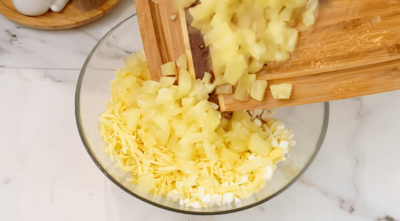 Рецепт смачного святкового салату з куркою і ананасами