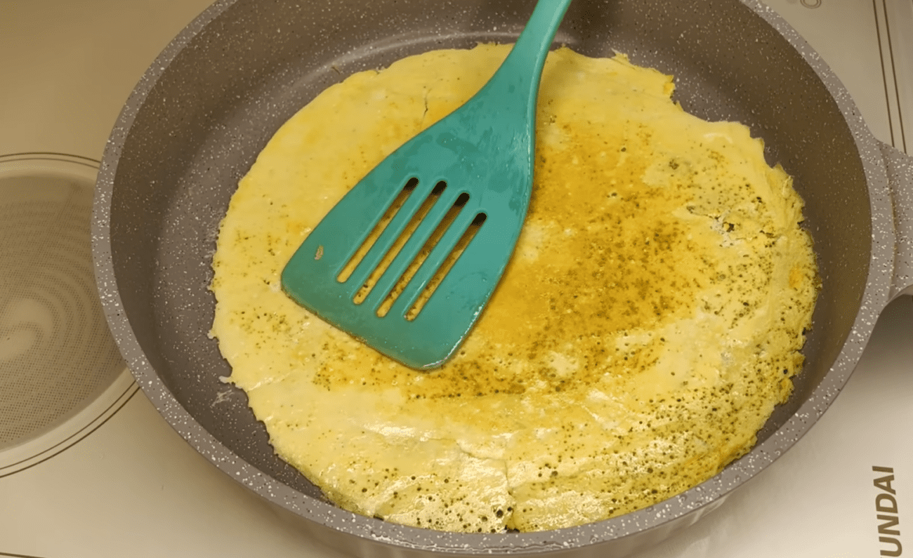  Рецепт смачного і ситного салату з ковбасою та яйцями