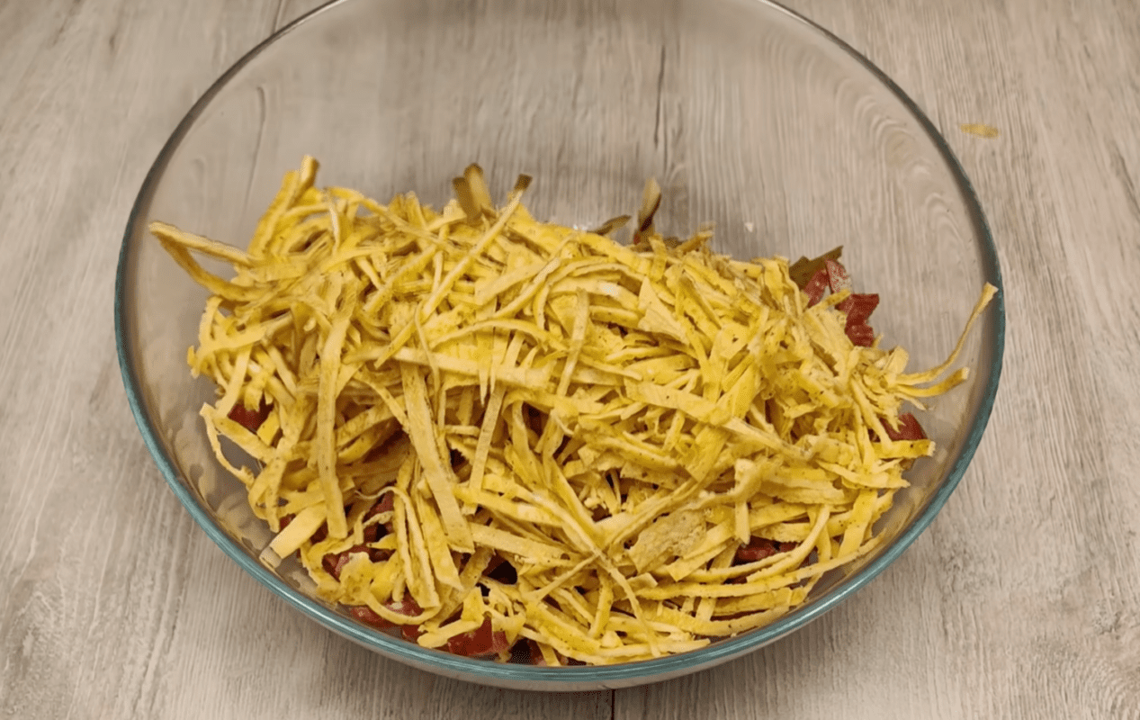 Рецепт смачного і ситного салату з ковбасою та яйцями