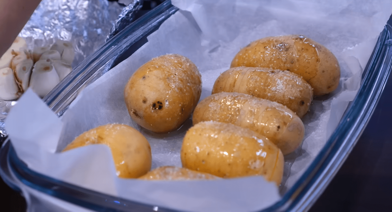 Кулінари розповіли, як смачно приготувати картоплю на святковий стіл