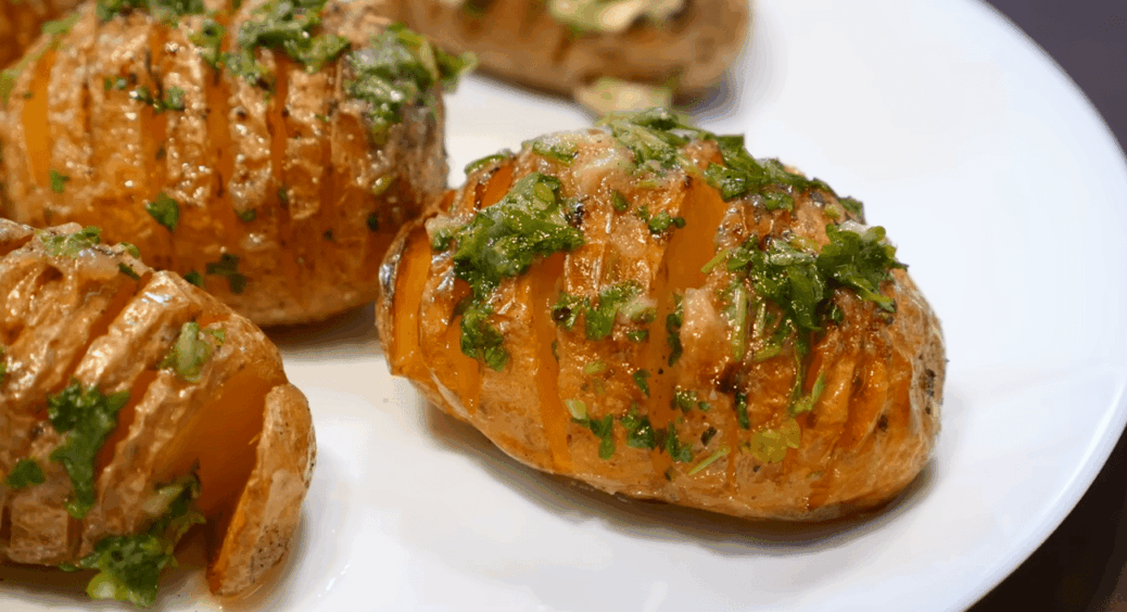 Не лише пюре і по-селянськи: як смачно приготувати картоплю на святковий стіл 