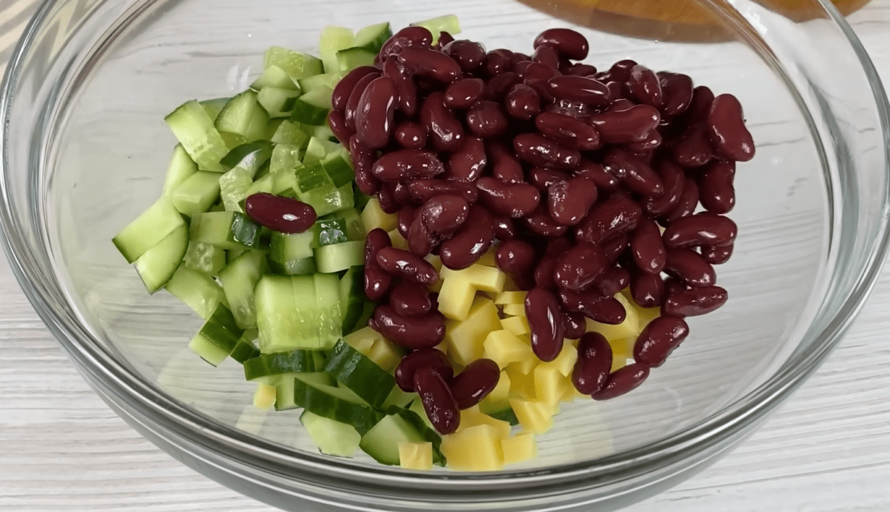 Рецепт смачного і корисного салату з квасолею