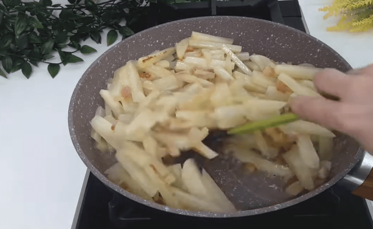 Кулінари розповіли, як приготувати смачну смажену картоплю без олії