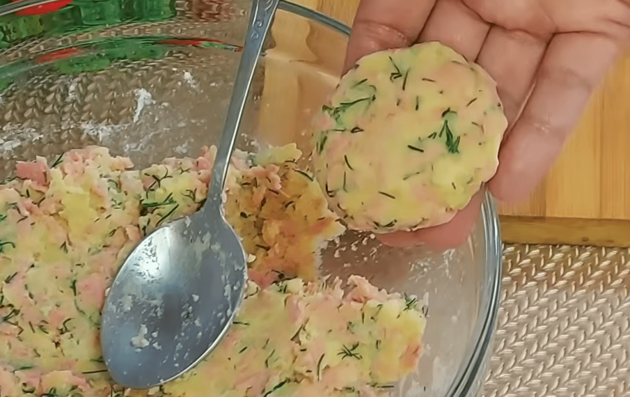 Рецепт смачних і ніжних котлет з картоплі та сосисок