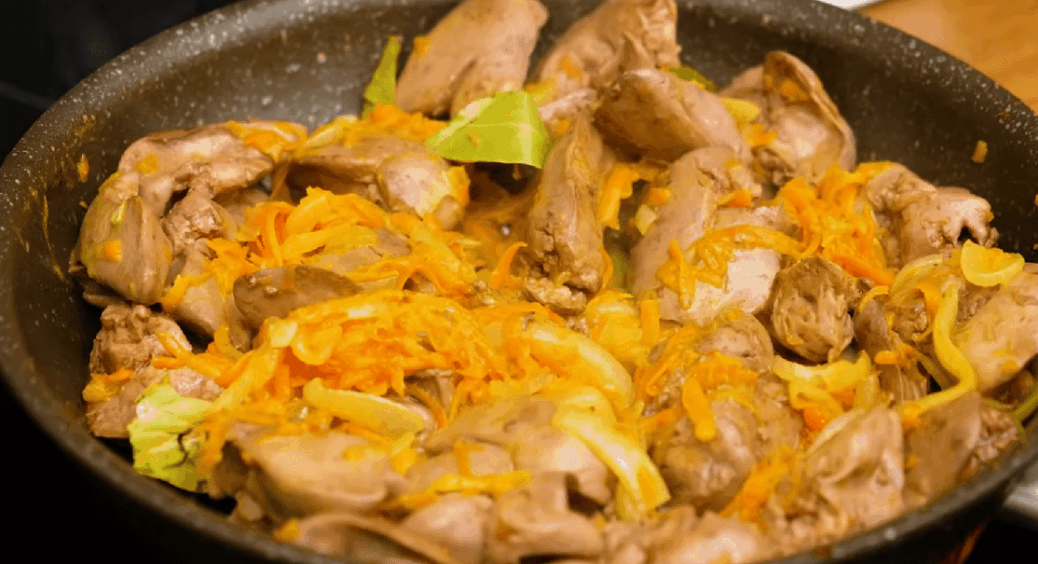 Ми їх для користі, а вони лише гірчать: що не варто додавати до печінки – 2 продукти нон-грата 