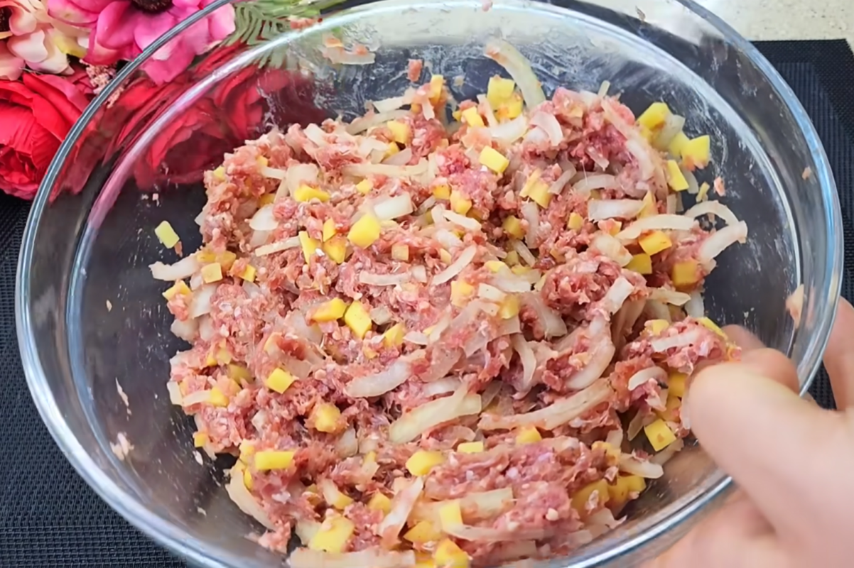 Рецепт дуже смачного і ситного м'ясного пирога на майонезі