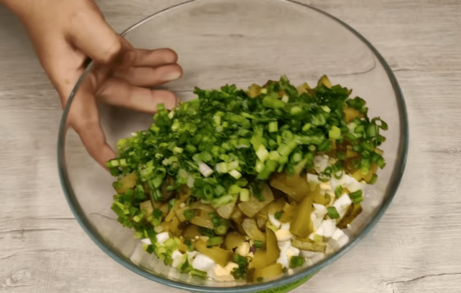 Рецепт смачного і ніжного салату з оселедцем та яйцем