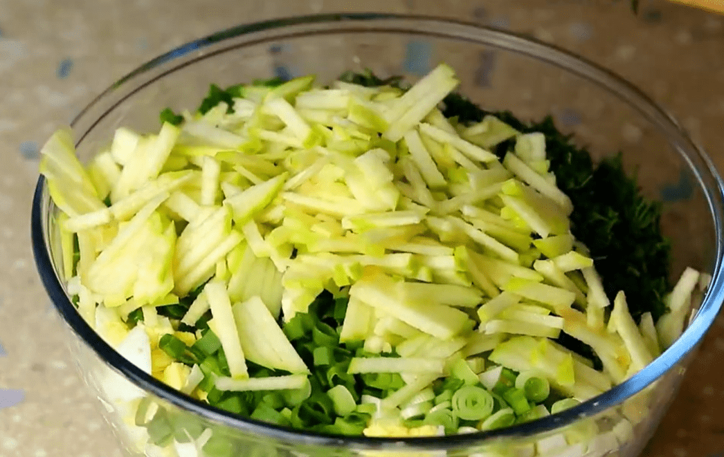 Кулінари розповіли, як зі звичайної капусти приготувати смачний салат