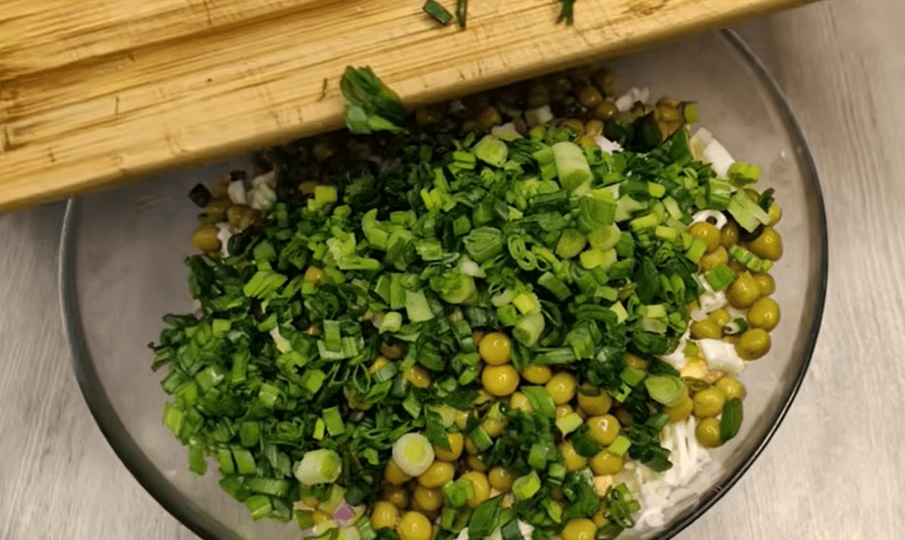 Рецепт смачного святкового салату з плавленим сиром