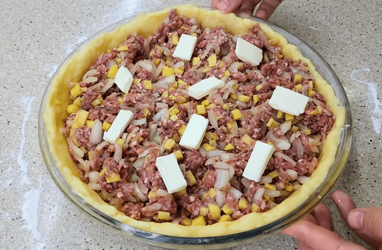 Рецепт дуже смачного і ситного м'ясного пирога на майонезі