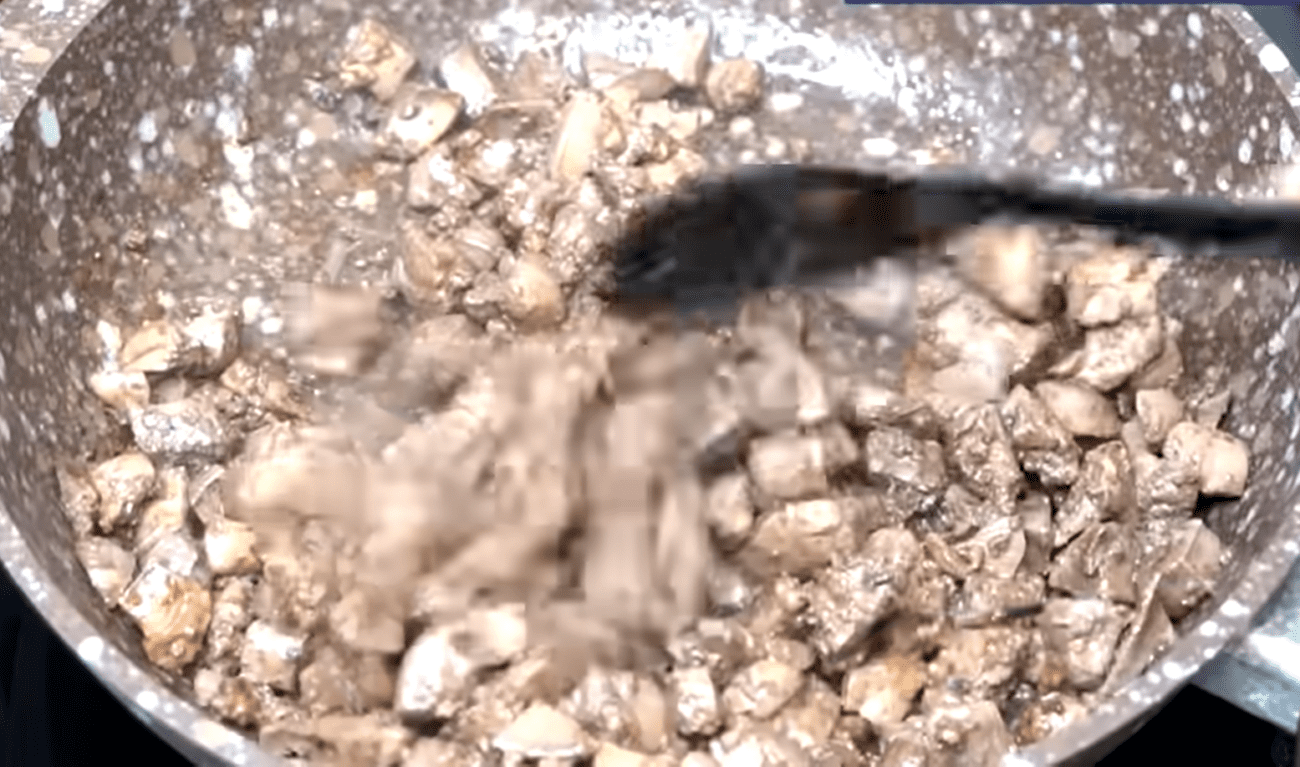 Рецепт ніжного святкового салату з курячої печінки 