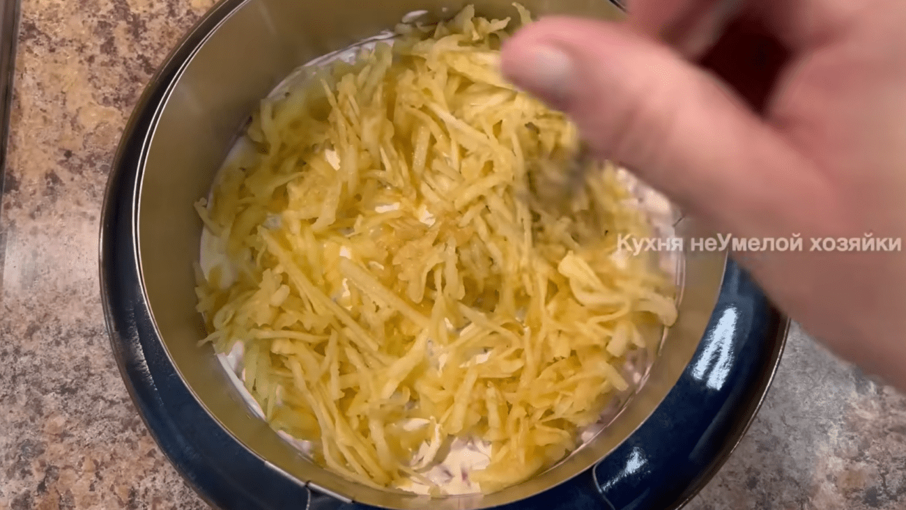 Кулінари поділилися рецептом нового рибного салату з оселедцем