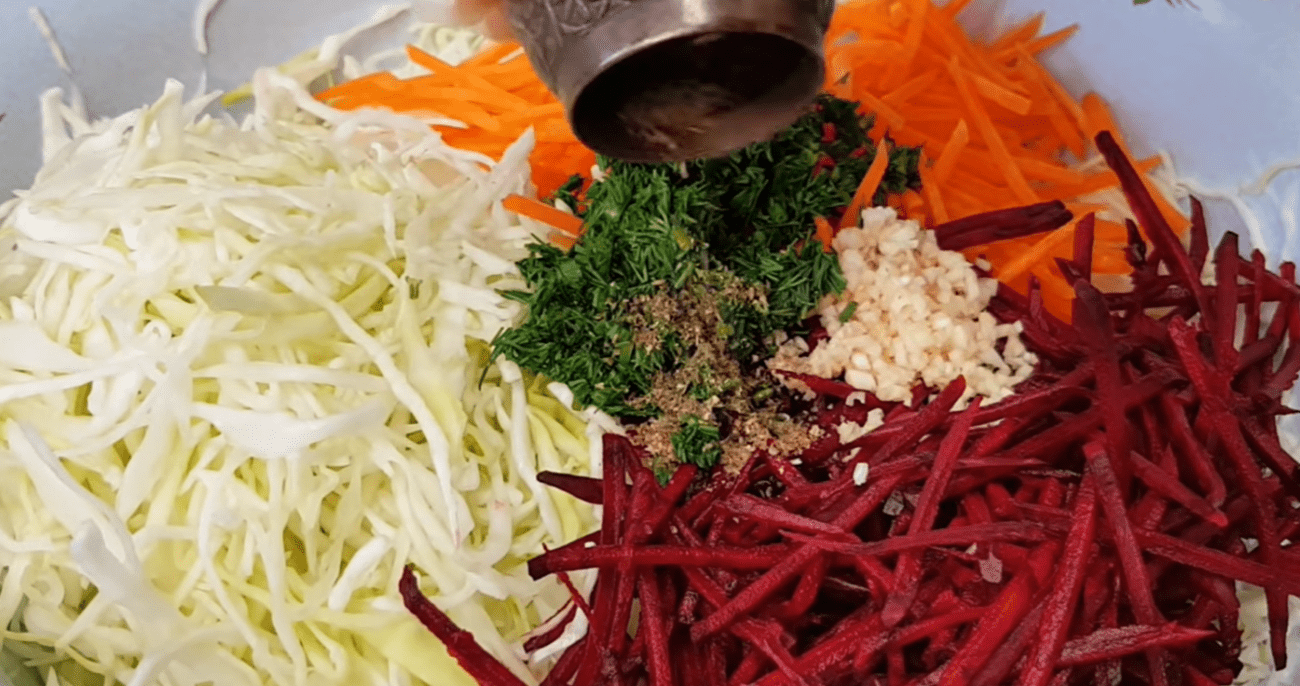 Рецепт дуже смачного і багатого на вітаміни салату з буряком